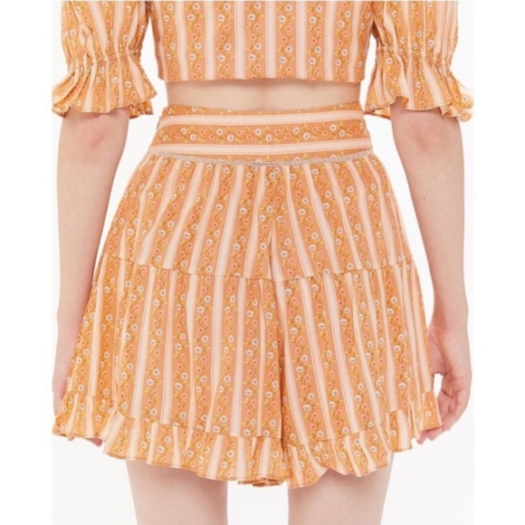URBAN OUTFITTERS Prairie Tiered Floral Orange Shorts Size XS NWTs - Picture 9 of 10